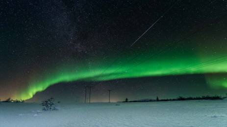 Nordlys over vinterlandskap